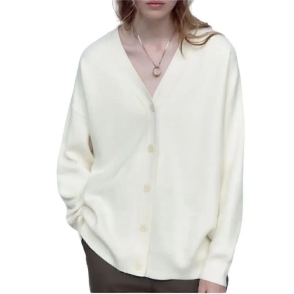 ZaraโOversizedโV-neckโOff-White
Cardigan(SizeโSmall)